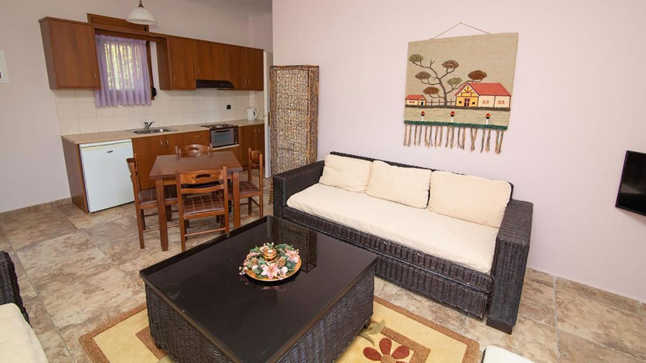 Ξενώνας Μενελαΐς - Menelais Apartments Thrapsimion Exterior photo